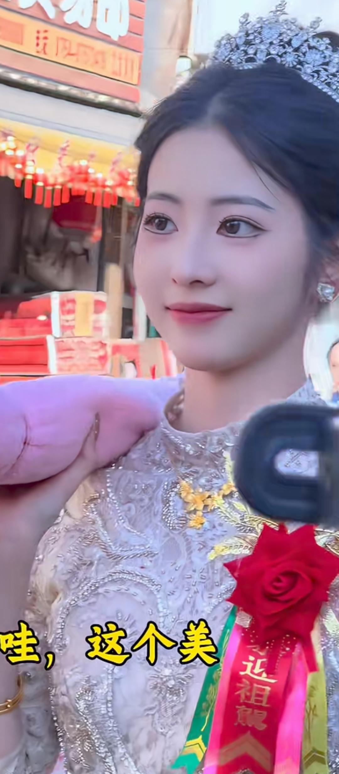 玉女临风，花容月貌。