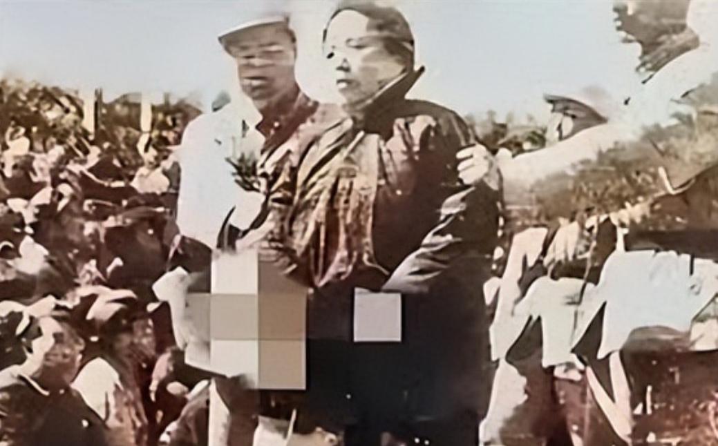 1952年秋，青岛第一体育场开万人公审大会，台下挤了近万人，都是冲一个女人来的，