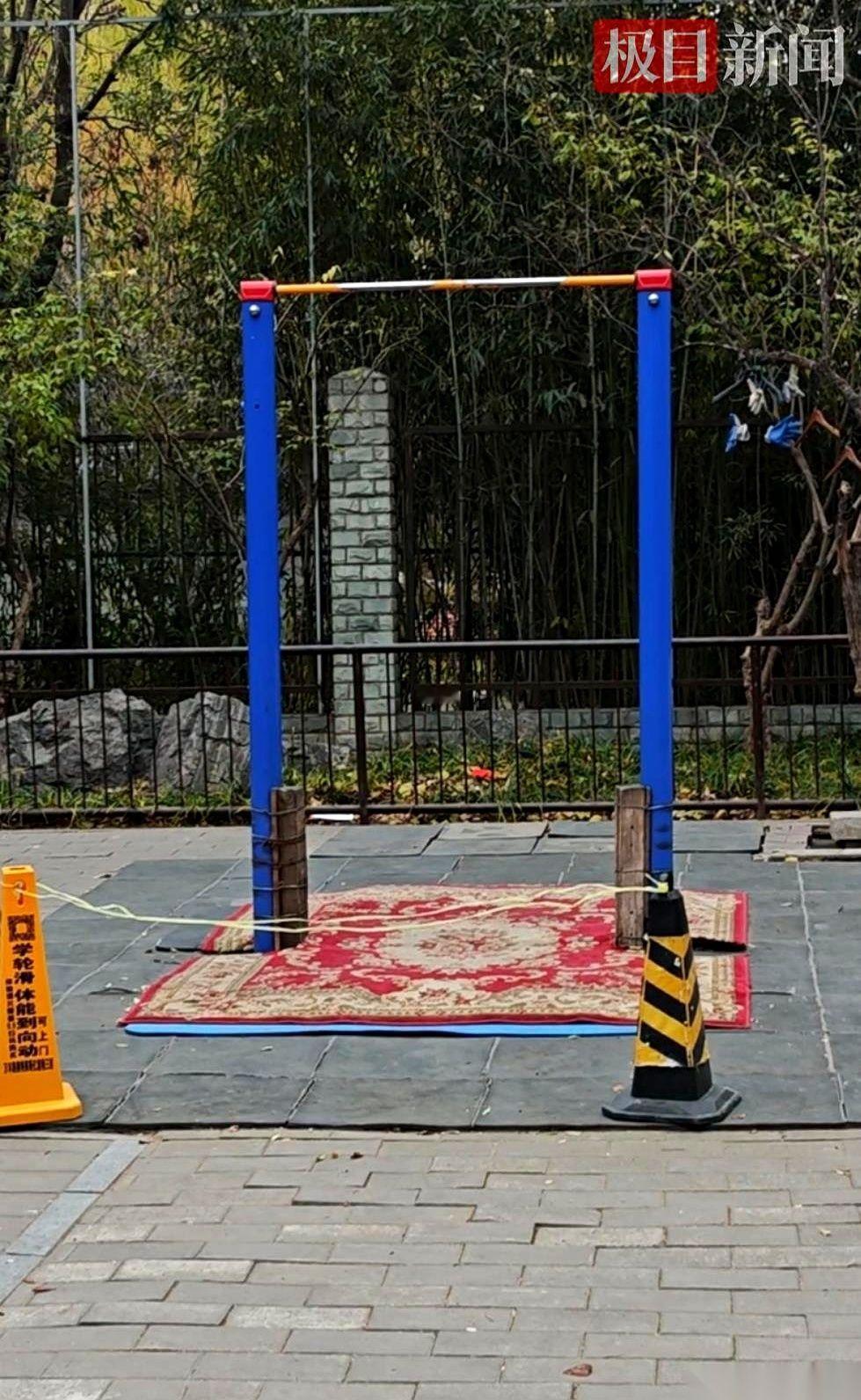 就那个单杠，前两天还飞着个大爷，唰唰唰连着14个大回环，身子轻得跟个少年似的。