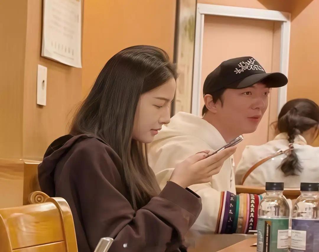 38岁王思聪和女友现身韩国一家餐馆吃饭，他戴着鸭舌帽，看起来瘦了不少，侧脸挺帅气