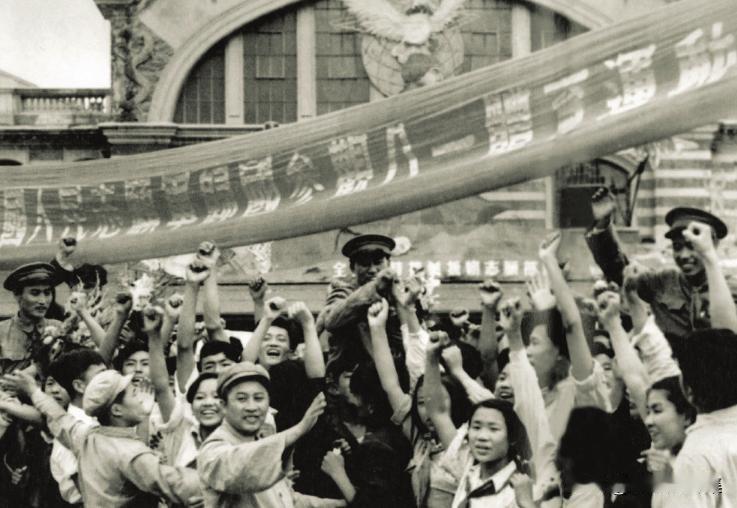 1951年9月，中国人民志愿军归国代表团抵达北京，受到首都各界群众热烈欢迎。在欢