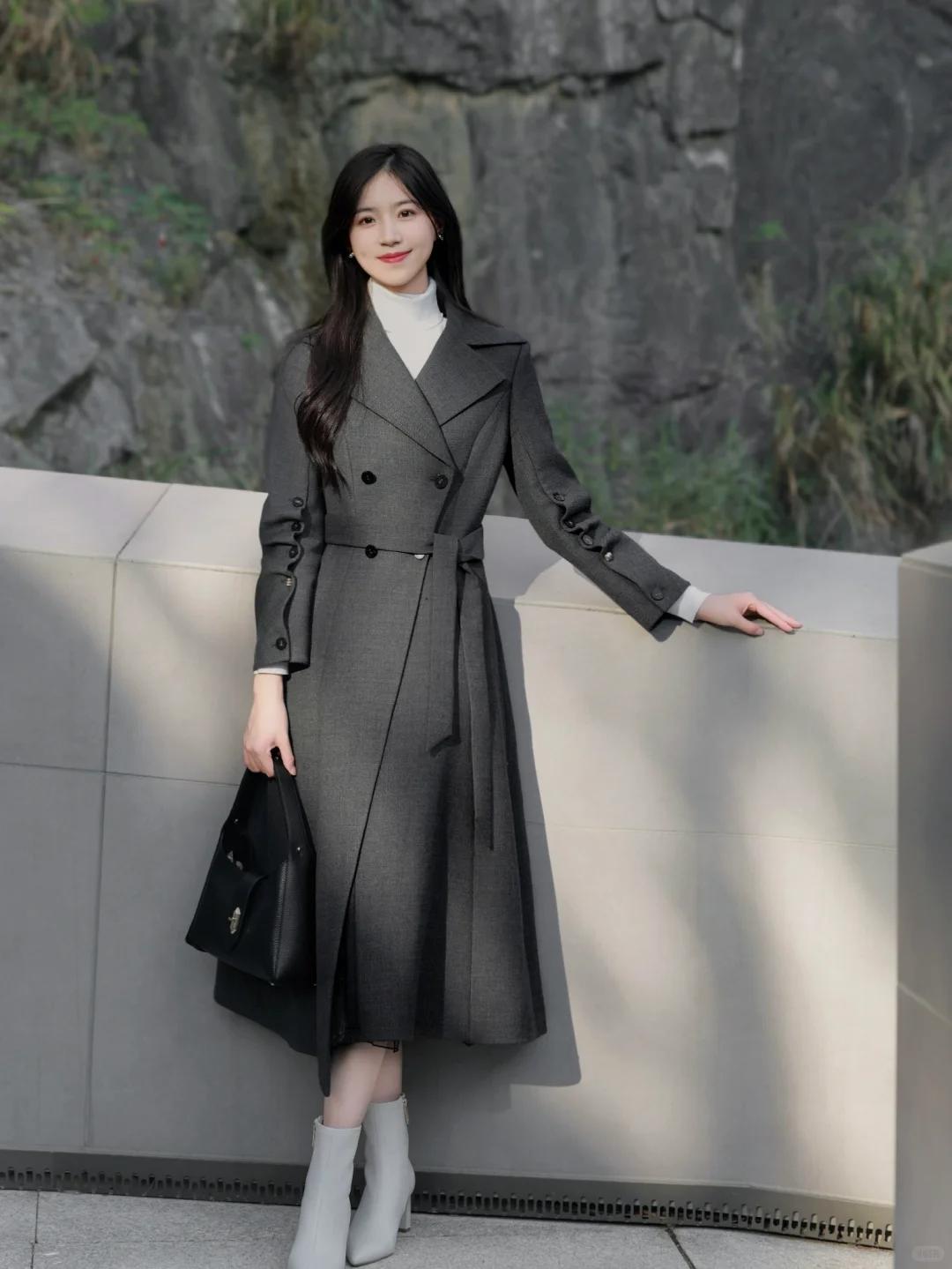 从来没有一件外套可以如大衣般，知性优雅，简约又充满力量~深灰色长款大衣，内搭