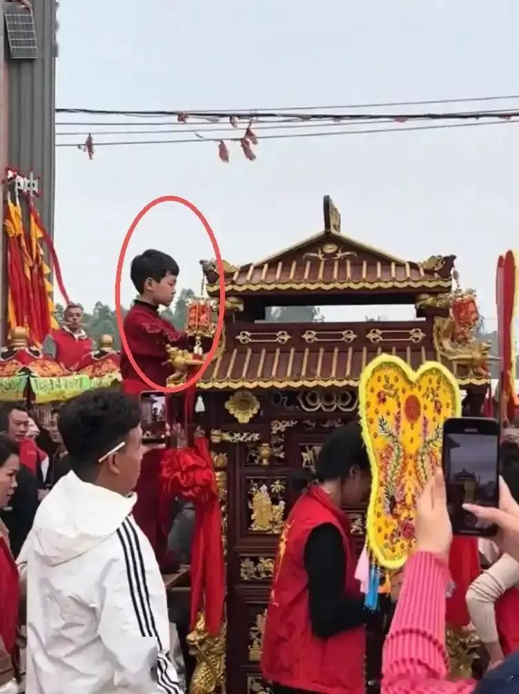妈祖换人妈祖耀祖妈祖显灵了？大概率是人显灵了。那些轿夫都是本村汉子，看着红衣女