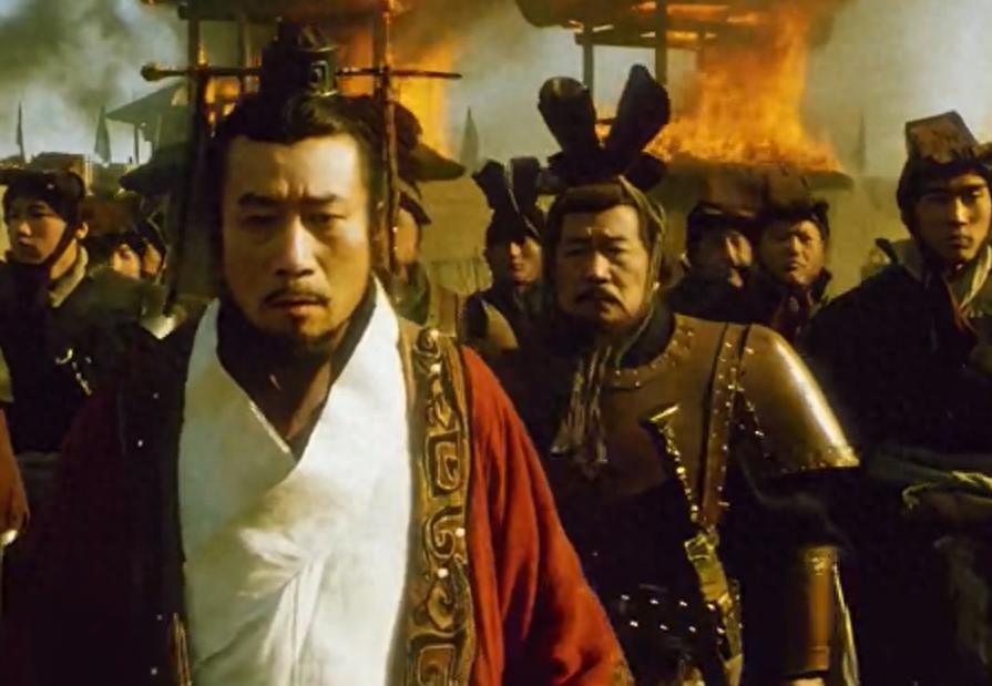 秦始皇临死前没见他，也没撤他职，反而让他带着三十万兵守边。这事看起来挺反常，但