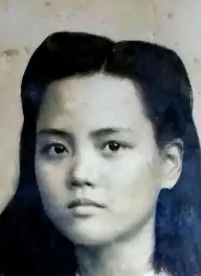 1943年底，地下党徐佩珩正在发电报，突然发现外面有日军跑动，徐佩珩赶紧收好东西