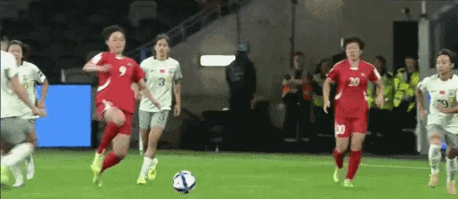 本是同根生，相煎何太急？朝鲜女足实在是够狠，但是中国女足赢得漂亮，铿锵玫瑰在绽放