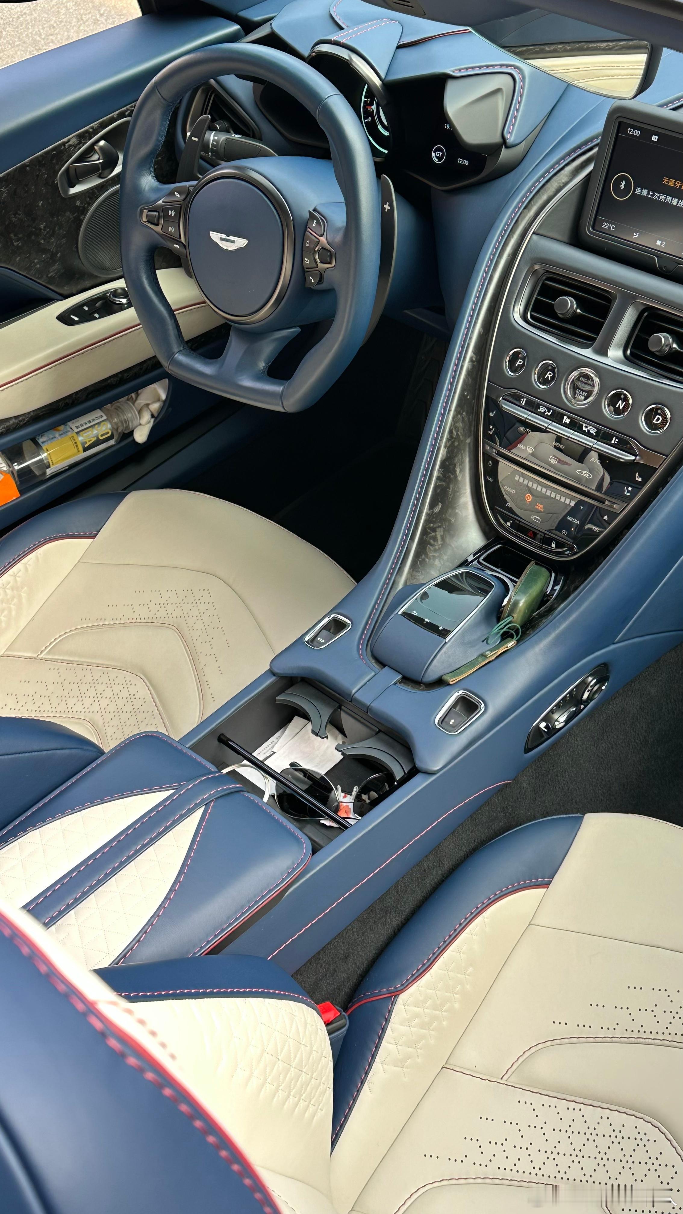 阿斯顿马丁DBS敞篷，特别车型与配置，高定版配色，23年上牌，9千公里多，寻伯乐