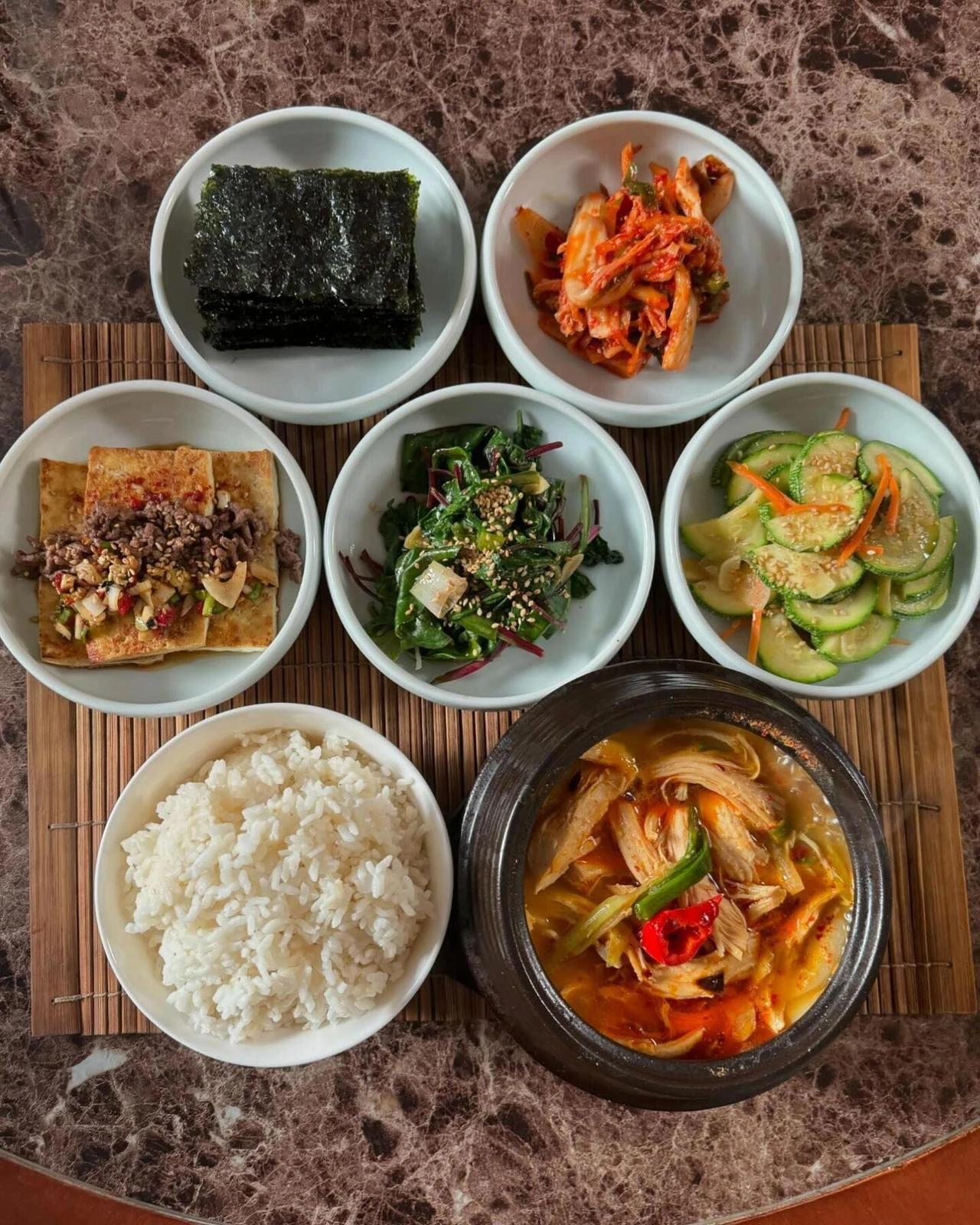韩国的同事要来上海出差，临行前问我上海有没有4星级以上的酒店，说想住个条件好一点