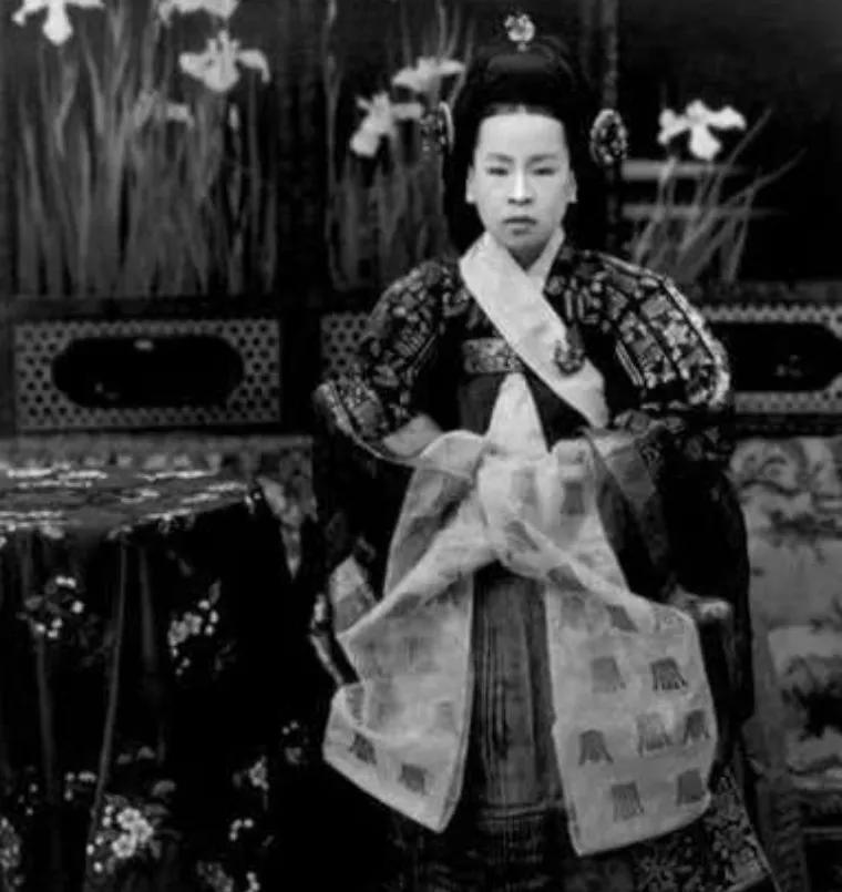 1940年，韩国皇后尹氏，被日本人赶出皇宫，没了经济来源，她一个人只能在街头流