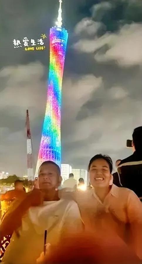 医院手环还没摘，他俩已站在塔下检查结果到底咋样了？只见全红婵爸妈站在广州