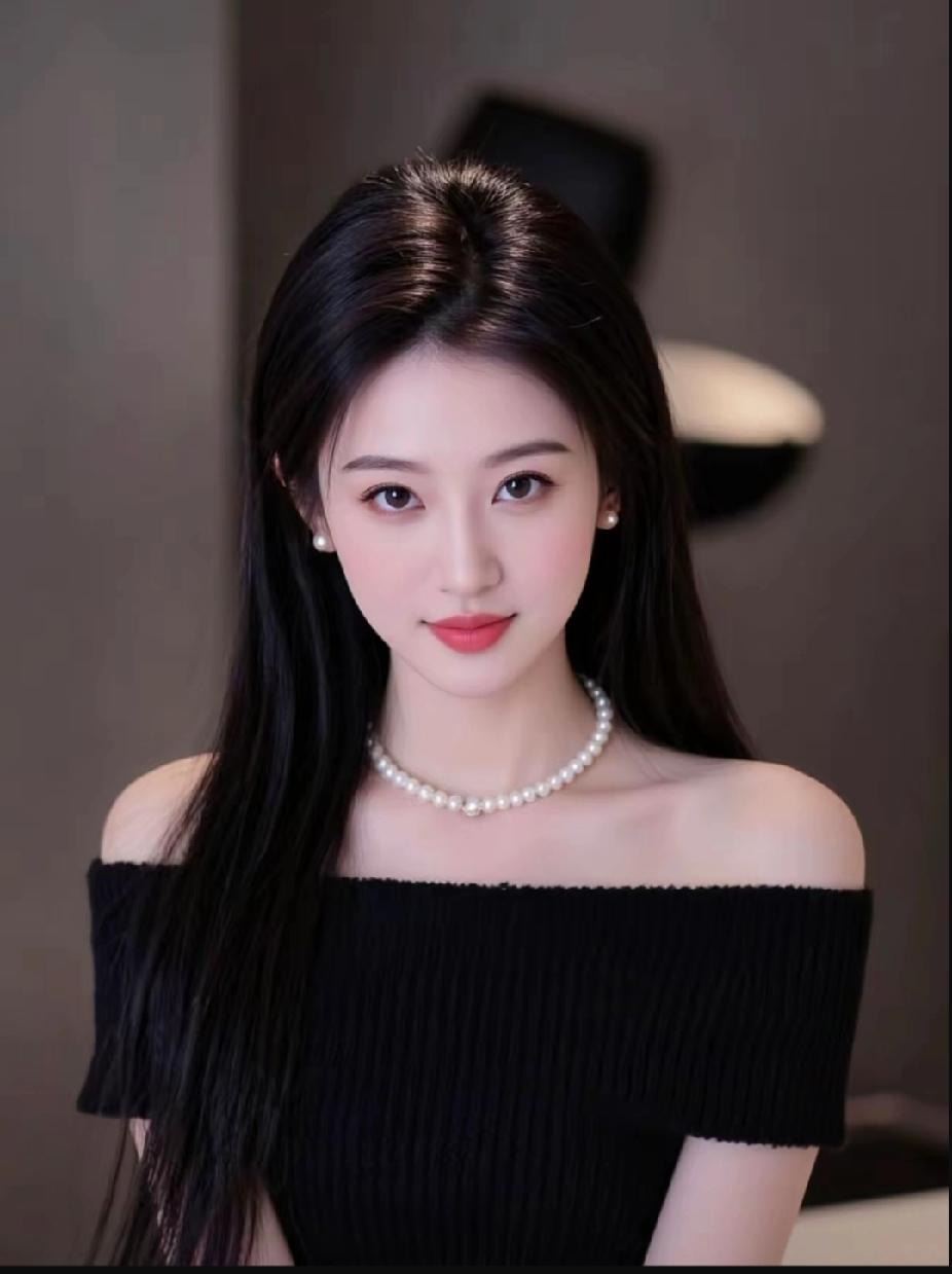 珠光映玉颜，黑衣衬芳华。