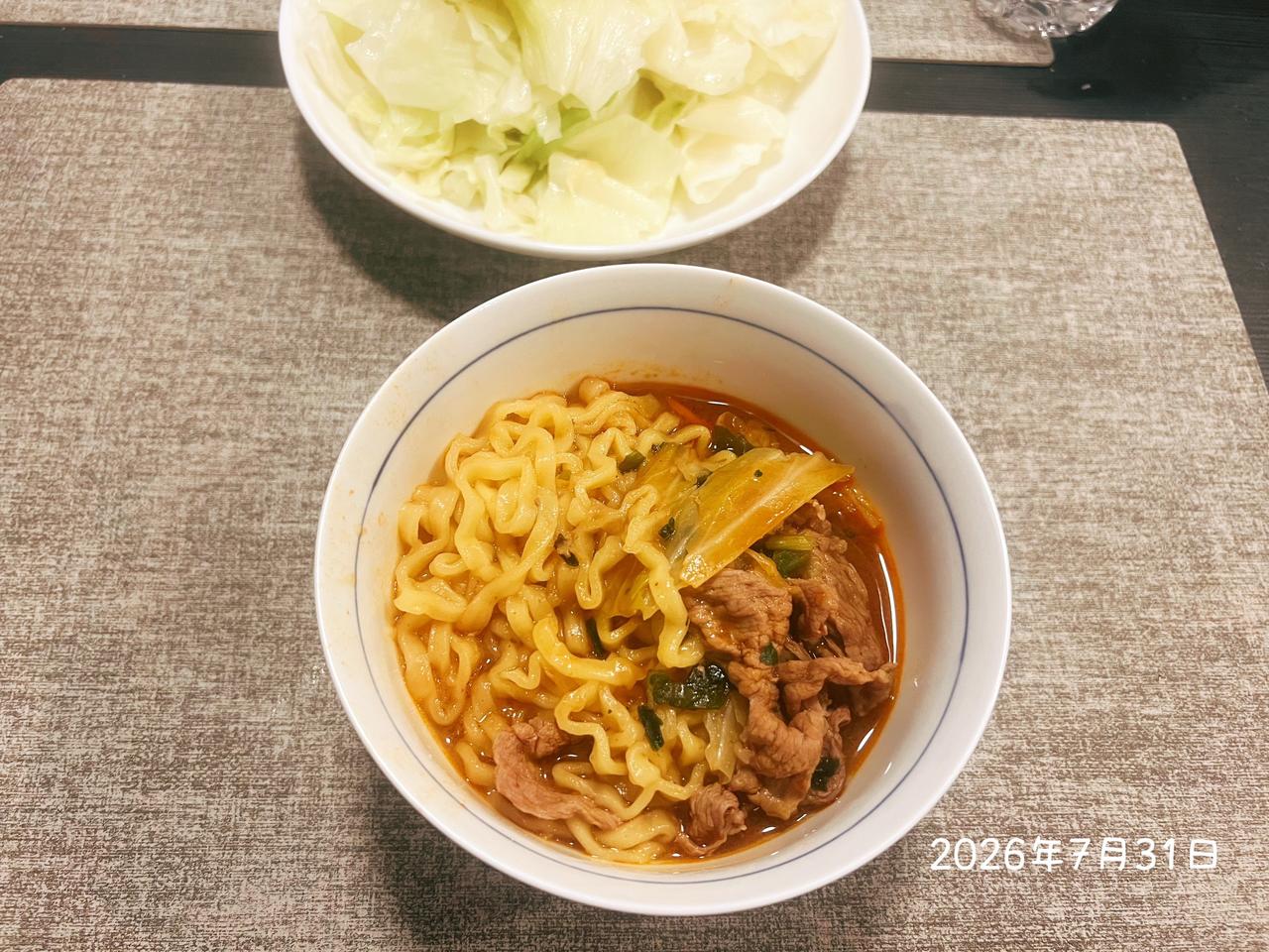 今天的晚餐，女儿动手制作蔬菜牛肉拉面，面里放了足量牛肉，搭配丰富蔬菜，另外还炒了