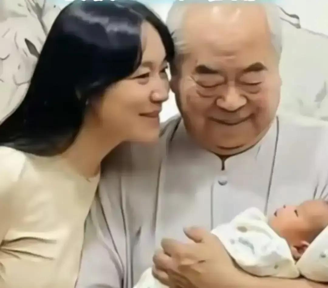 87岁范曾被曝和37岁徐萌登记，还生了个儿子。消息从医院陪产登记截图流出，到现