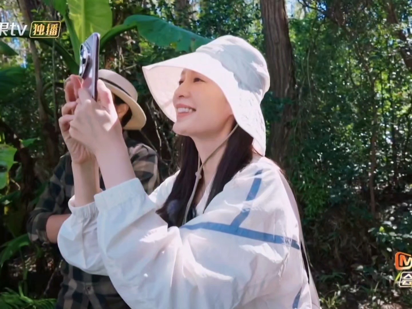 花少7李沁比她剧里年轻可爱甜美的多，她还会对着龚俊说：哥哥，能不能当四个站的导游