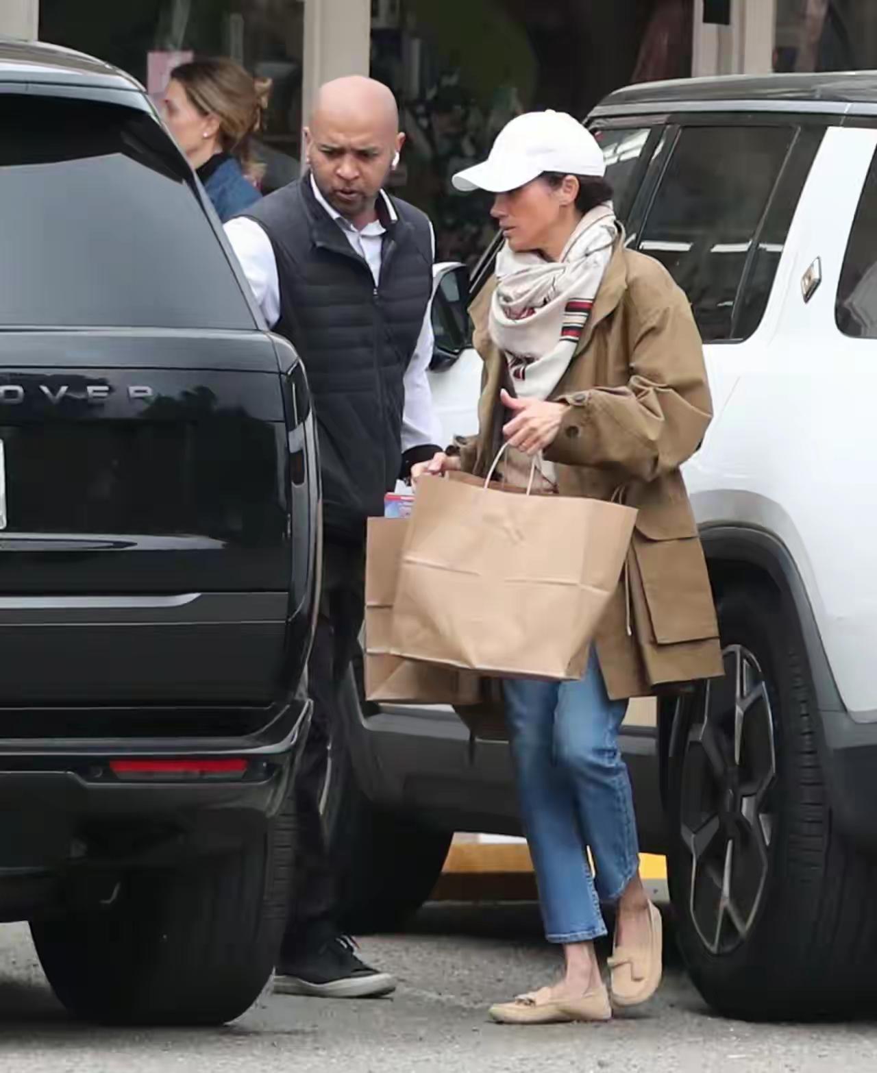 梅根风格大变，这是想学谁呢？爱流量爱话题的梅根，怎么可能会消停呢？这不近期的她