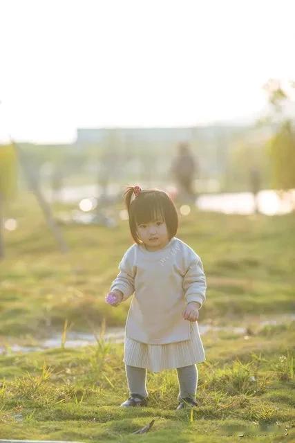 教育子女，严好于宽。我们对女儿的教育，一直比较严格，批评多于夸