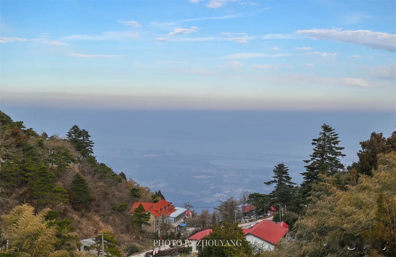 庐山小天池景区，是庐山日落的最佳观景点之一。到达小天池景区需要徒步200余级台阶