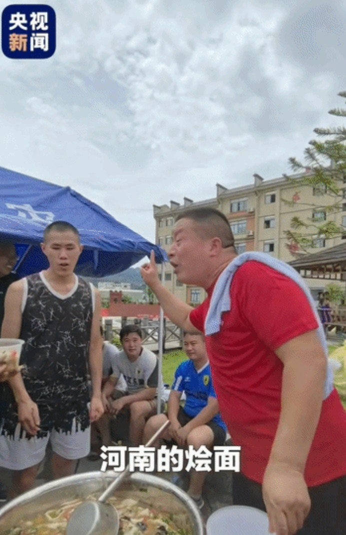 “这可比捐款强多了！”贵州榕江，街道上出现了这样一道身影，一位穿着红背心的大哥，