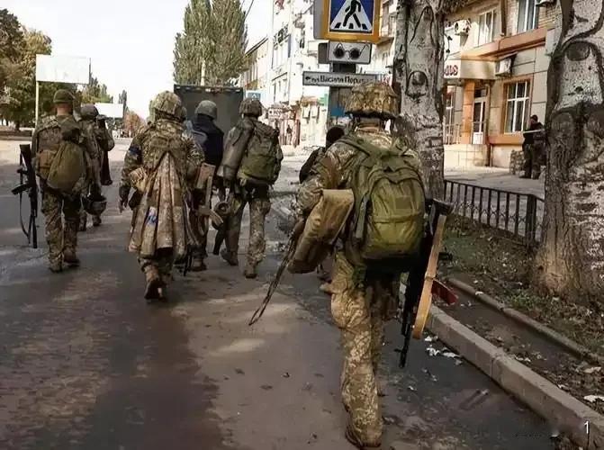 红军城绝境！9000乌军被围弹尽粮绝，泽连斯基硬拒撤军俄军以“渗透绞杀”战