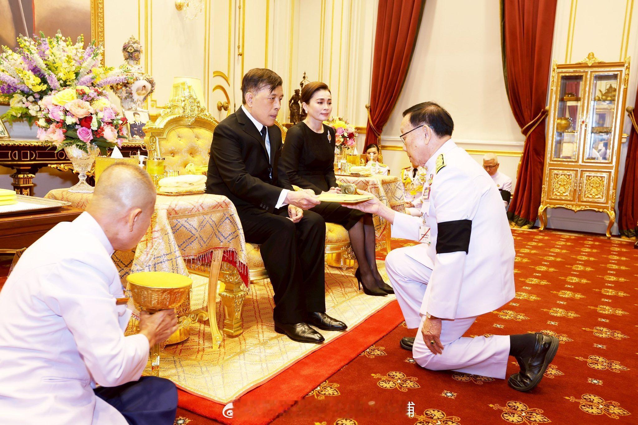 王室王室泰国王室素娘娘2026年1月25日，狗哥素娘娘接受最高行政法院新法官们