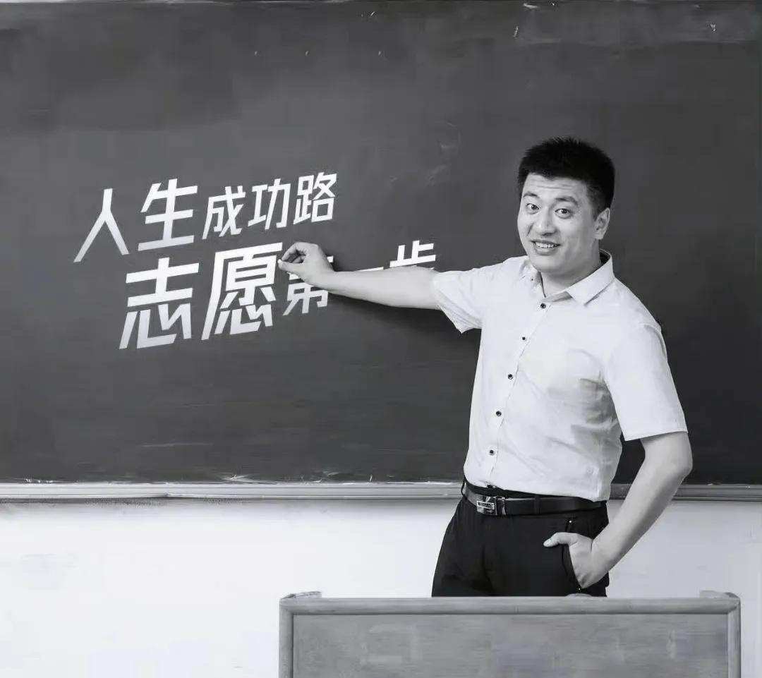 我朋友老公昨晚在家里直接绷不住了，大老爷们哭得眼通红。张