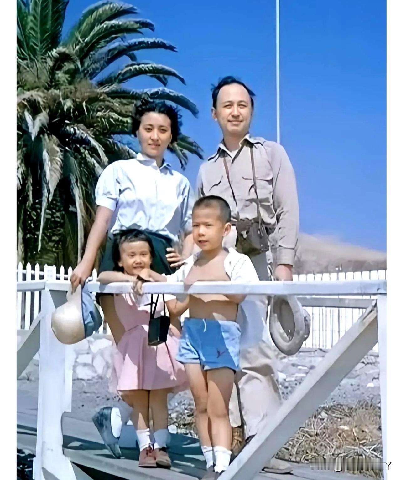 这是钱学森一家回国前的一张珍贵合影，拍摄于上世纪50年代初期。这而非演戏，而是当