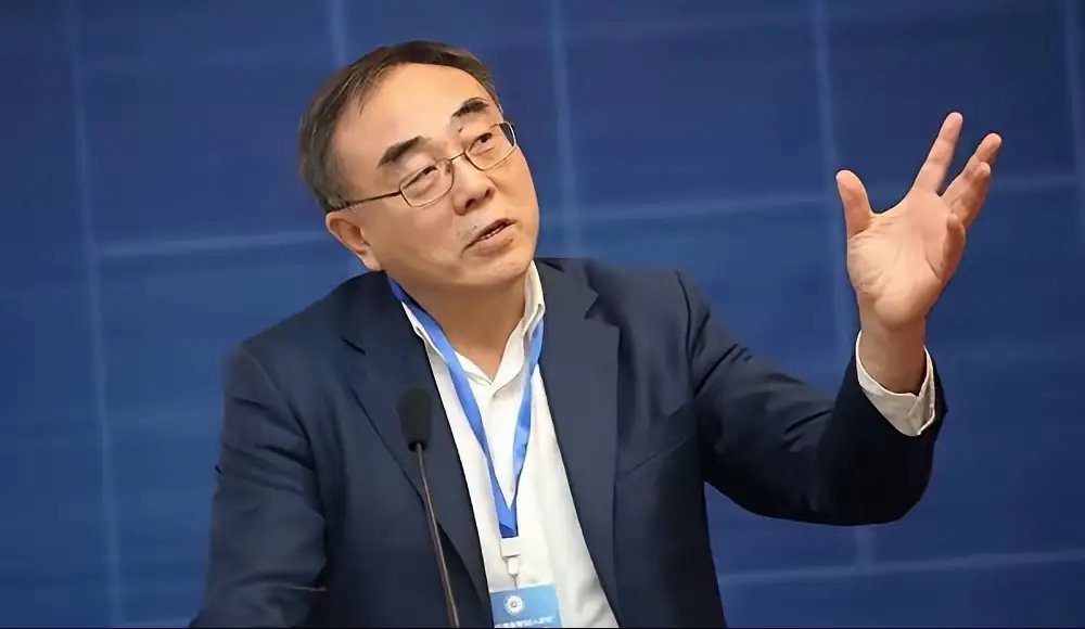 刘纪鹏，A股多年滞涨，和不少分析师的行事作风脱不开干系。国内部分分析师全无独立判