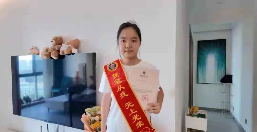 7月13日上午，岳阳市2026年首封高考录取通知书正式送达，收件人是岳阳市一中毕