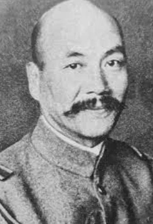 1942年，中国炮兵正在擦拭炮弹，见炮弹受潮，一个炮兵提议：“让我打一炮吧！”这