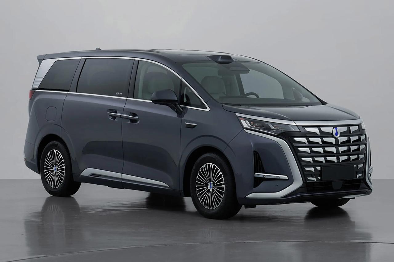 工信部新车目录又“剧透”啦，新款腾势D9纯电动版悄悄亮相，这次不玩大改脸，专攻“