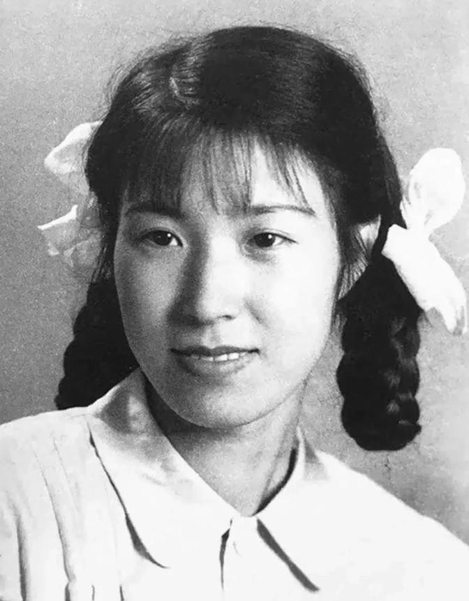 1962年，溥仪瞒着刚结婚不久的妻子，去医院打激素，不巧被妻子撞个正着。妻子这才