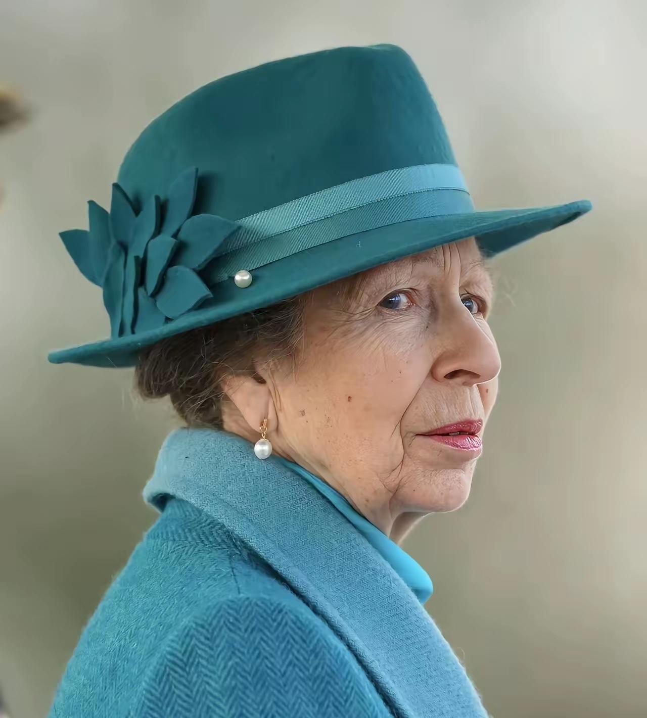 安妮公主，越来越有其母的范了！步入古稀之年的安妮，很明显现在有了疲惫感，一向勤