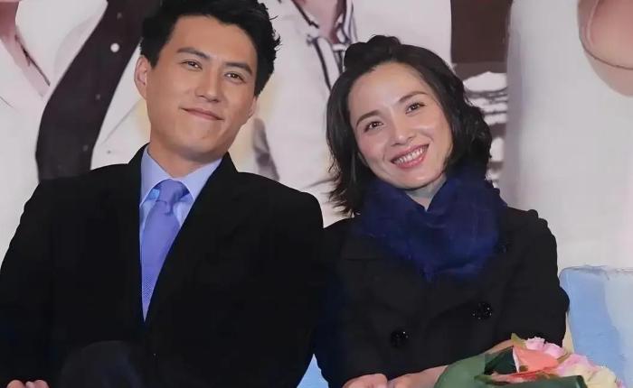 谁能懂当年靳东有多疯？全家轮番指责，济宁老爹当场掀桌怒骂！非要娶被前夫逼退圈的二
