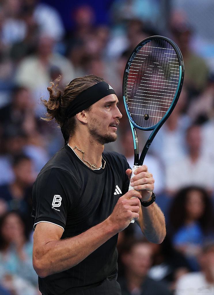 兹维列夫赢下首盘！澳网2026男单第三轮，去年亚军兹维列夫克服开场先被破发，以