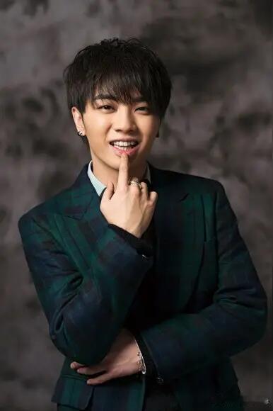 家人们谁懂！华晨宇直接把音乐节变成童话世界。别人音乐节只是唱歌打卡，他倒好，把场