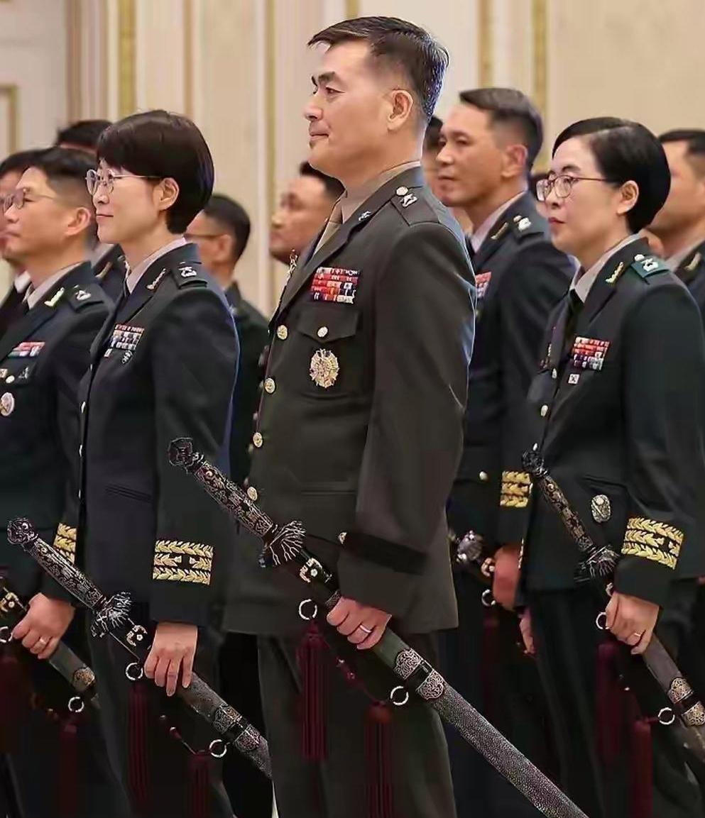 这是哪国军人，拿的是什么剑？