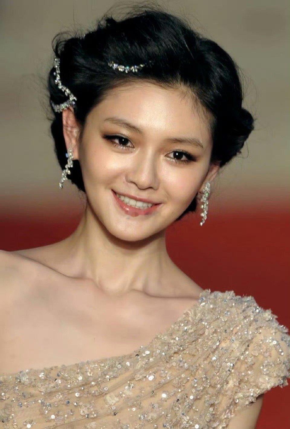 当年品牌方需要珠宝露出，大S觉得这条高定礼服如果搭配项链会很多余，就把项链编进头