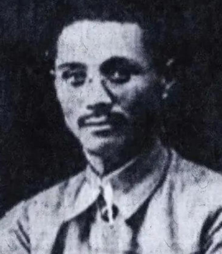 1923年，几个大汉把一姑娘按倒在地上，几下撕光了她的衣服。危急之际，王亚樵出手