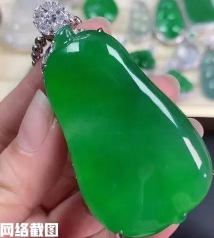 广东四会有直播间卖珠宝。由于工作人员的当时疏忽，把价值两百六十八万的珠宝翡翠