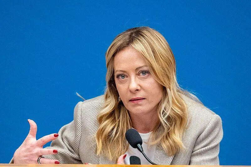 梅洛尼刚刚才表示“不可接受”，接着就“强烈愤慨，决定召回大使”，这是怎么回事？