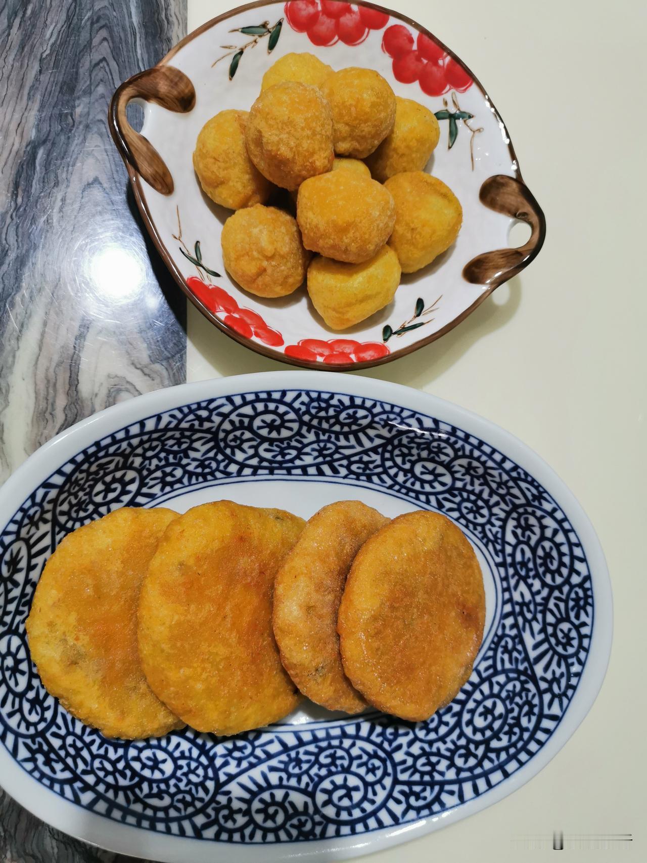 同学：食堂的青菜怎么总吃出小虫？食堂大叔：附赠荤菜，不加价，划算吧。