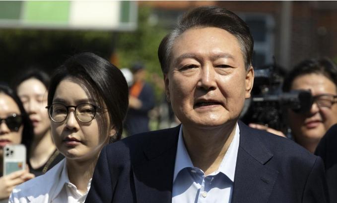 韩国媒体消息，2022年5月尹锡悦就职仪式的特别邀请名单中，有30余名