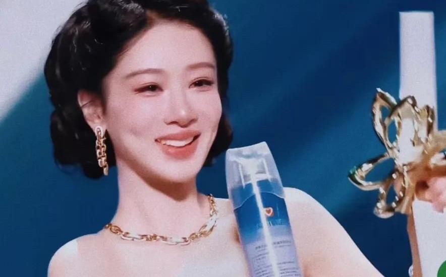 谁也没预判到！整场颁奖典礼最封神、最戳人的名场面，竟然出自杨紫和胡歌！全程零剧本