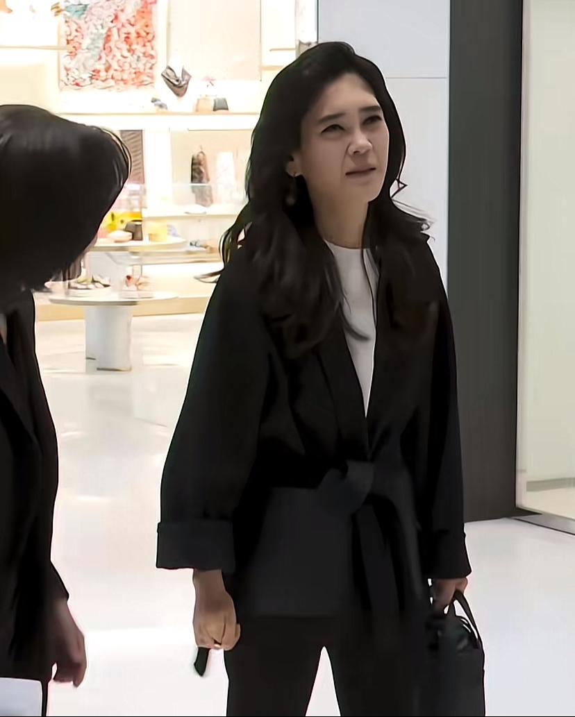 三星公主这是咋了？瘦得脱相了。身子骨单薄的像一阵风就能吹走似的。腿像麻杆，腰