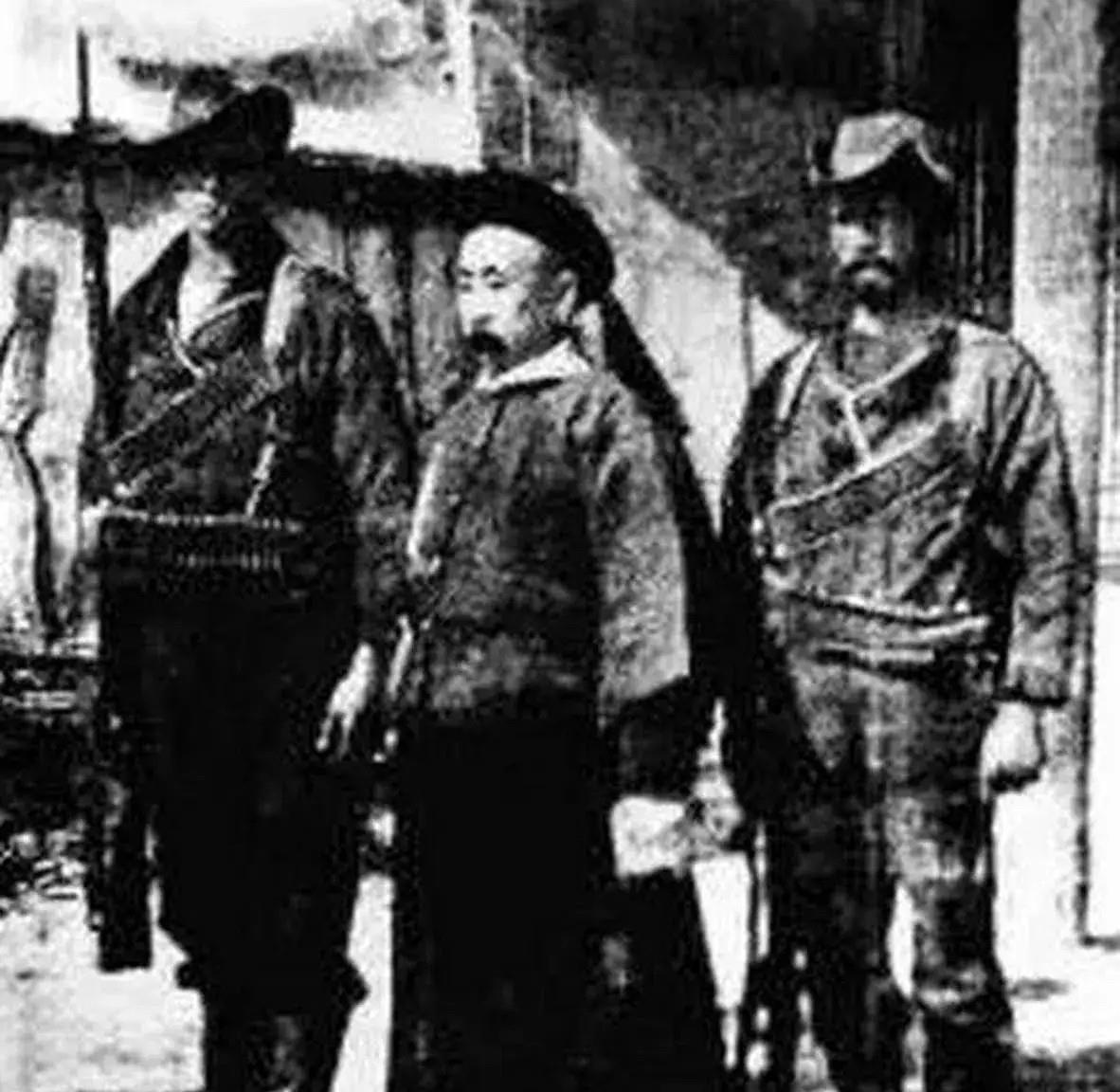 1900年，八国联军攻陷保定，直隶总督廷雍在临刑前留下最后影像。这位正红旗出身的