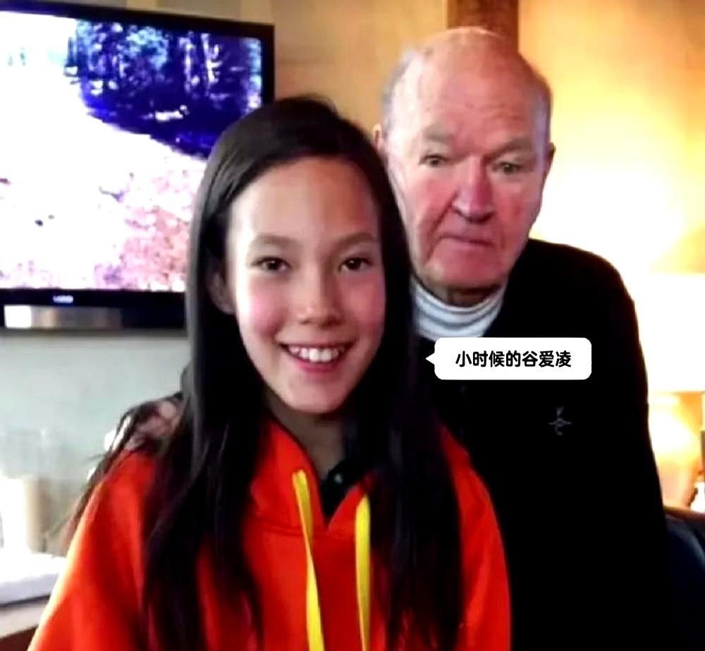 11岁，她把一头黑发染成金色，从此再没换过。发根冒出一点黑，就立刻被盖掉。