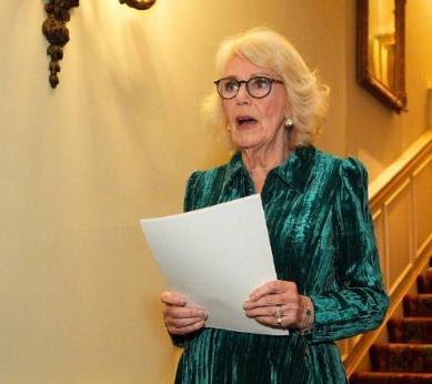 满口仁义道德，背地里都是男盗女娼，卡米拉王后嘲笑戴安娜王妃没有文化。查尔斯三世