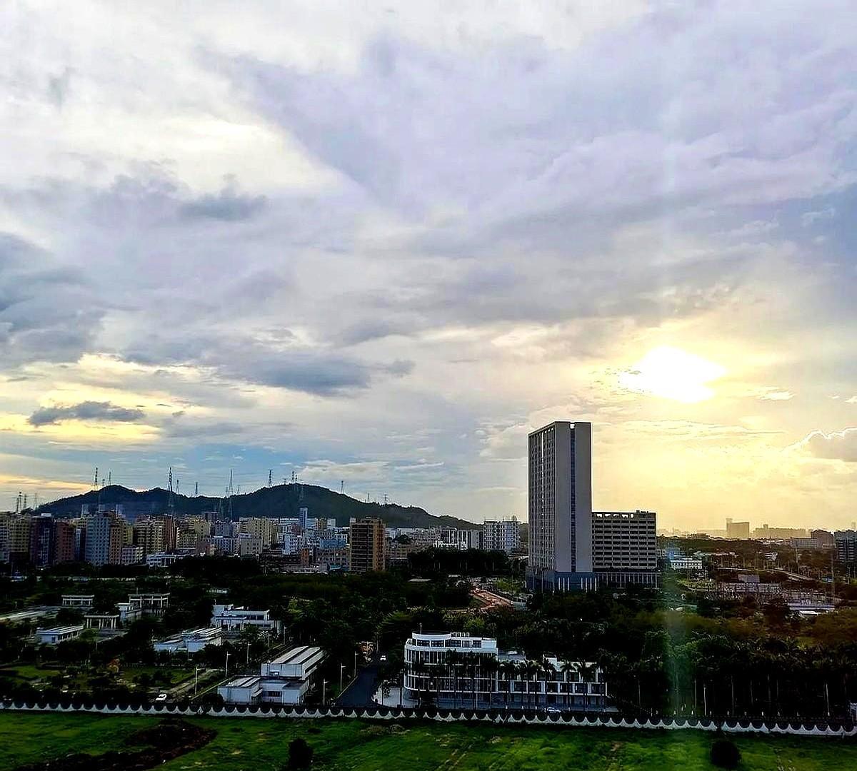 我是一个仓管员，来深圳四年啦，目前失业中。现在找工作就跟拆快递似的，包装盒上印