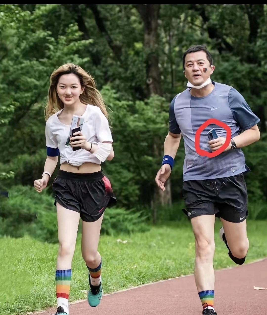 李嫣突然发文为老爸李亚鹏撑腰，看得人心里挺不是滋味。这姑娘直接摊牌说："求你们别