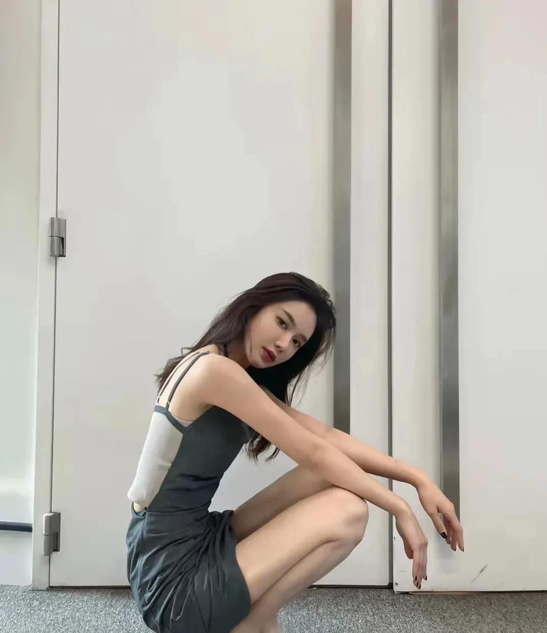 主持人美娜绝技直角蹲，这美腿高跟优雅姿态，气质满满。